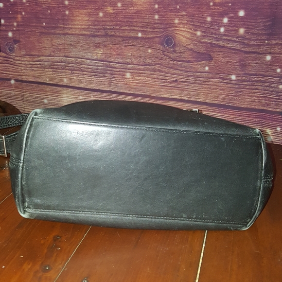 🔥 Vintage Coach leather shoulder bag PRICE IS FIRM - Picture 8 of 11